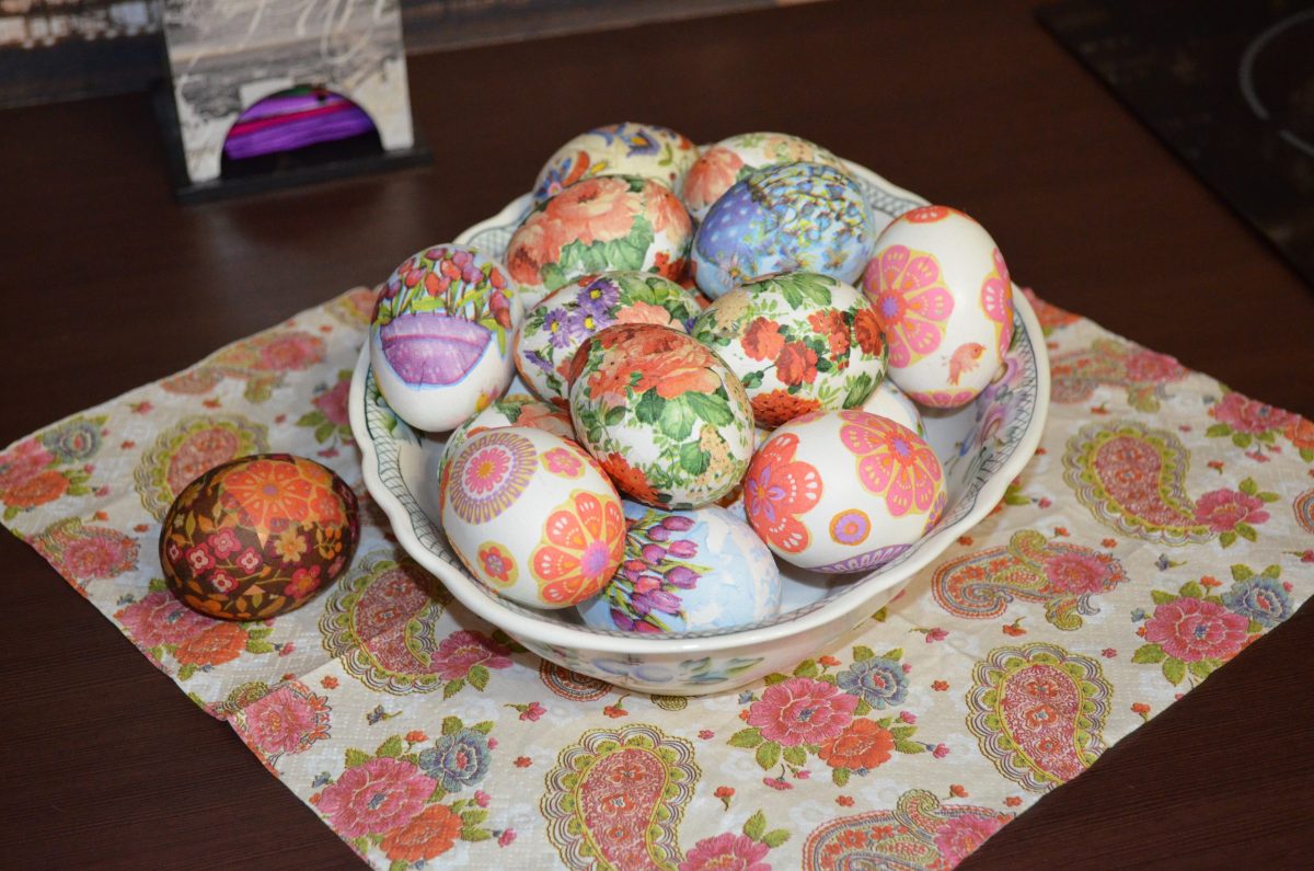 Священник Береговой назвал кощунством наклейки с иконами на пасхальных яйцах